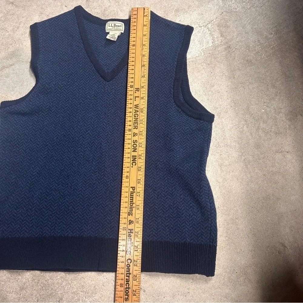 LL Bean V-Neck Sweater Vest Men’s Medium 100% Lambs Wool Herringbone Navy Blue